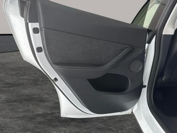 Tesla Model Y SUV RWD (346 ps) - HEATED STEERING - WIFI - BLIND SPOT ASSIST