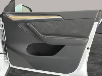 Tesla Model Y SUV RWD (346 ps) - HEATED STEERING - WIFI - BLIND SPOT ASSIST