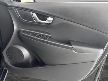 Hyundai Kona 64kWh Premium (10.5kW Charger) (204 ps) - CARPLAY - BLACK ROOF R