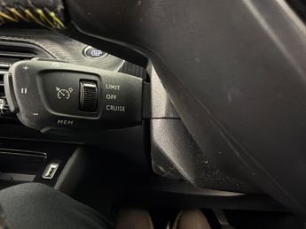 Peugeot E-2008 50kWh GT Premium (7kW Charger) (136 ps) - REVERSE CAM - ALCANTAR