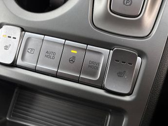 Hyundai Kona 64kWh Premium (10.5kW Charger) (204 ps) - UPGRADED SOUND - LED