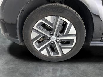 Hyundai Kona 64kWh Premium (10.5kW Charger) (204 ps) - UPGRADED SOUND - LED