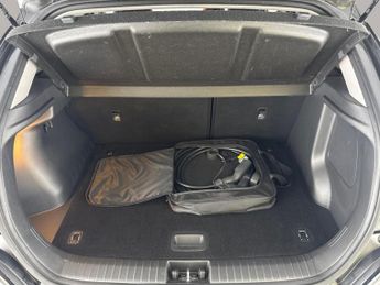 Hyundai Kona 64kWh Premium (10.5kW Charger) (204 ps) - UPGRADED SOUND - LED