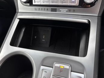 Hyundai Kona 64kWh Premium (10.5kW Charger) (204 ps) - UPGRADED SOUND - LED