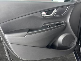 Hyundai Kona 64kWh Premium (10.5kW Charger) (204 ps) - UPGRADED SOUND - LED
