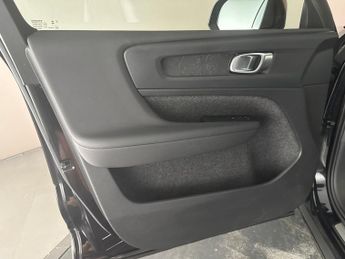 Volvo XC40 Recharge Twin 82kWh Core AWD (408 ps) - 19IN ALLOYS - LANE DEPAR