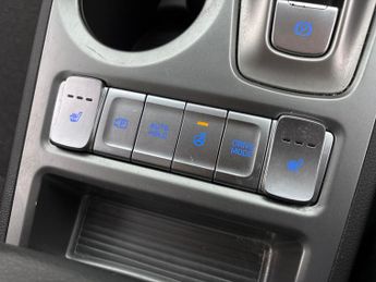 Hyundai Kona 64kWh Premium (10.5kW Charger) (204 ps) - UPGRADED SOUND - LED