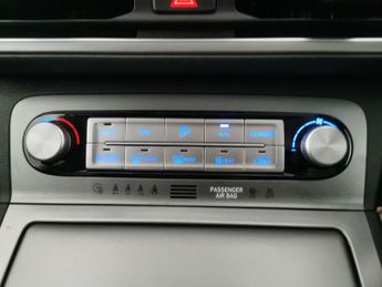 Hyundai Kona 64kWh Premium (10.5kW Charger) (204 ps) - KEYLESS ENTRY - LED - 