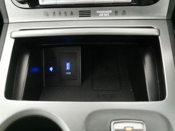 Hyundai Kona 64kWh Premium (10.5kW Charger) (204 ps) - KEYLESS ENTRY - LED - 