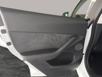 Tesla Model Y SUV RWD (346 ps) - HEATED STEERING - WIFI - BLIND SPOT ASSIST
