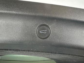 Tesla Model Y SUV RWD (346 ps) - HEATED STEERING - WIFI - BLIND SPOT ASSIST