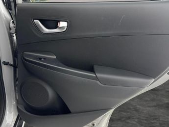 Hyundai Kona 64kWh Premium (10.5kW Charger) (204 ps) - UPGRADED SOUND - LED