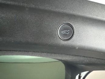 Tesla Model Y SUV RWD (346 ps) - HEATED STEERING - WIFI - BLIND SPOT ASSIST