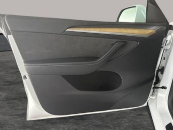Tesla Model Y SUV RWD (346 ps) - HEATED STEERING - WIFI - BLIND SPOT ASSIST