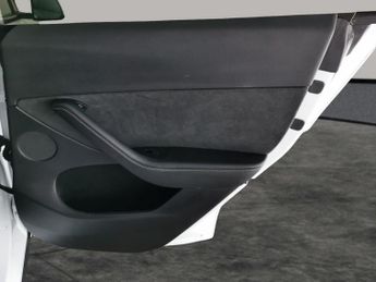 Tesla Model Y SUV RWD (346 ps) - HEATED STEERING - WIFI - BLIND SPOT ASSIST
