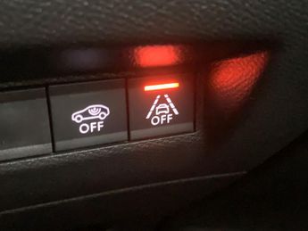 Peugeot E-2008 50kWh GT (7kW Charger) (136 ps) - BLACK ROOF RAILS - LED - REVER