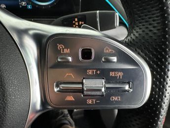 Mercedes-Benz EQC EQC 400 80kWh AMG Line 4MATIC (408 ps) - LED - REVERSE CAM - NAV