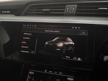 Audi e-tron 55 S line quattro 95kWh (11kW Charger) (408 ps) - REVERSE CAM