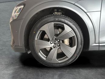 Audi e-tron 55 S line quattro 95kWh (11kW Charger) (408 ps) - REVERSE CAM