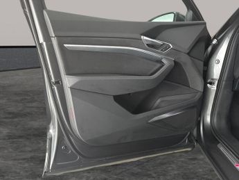 Audi e-tron 55 S line quattro 95kWh (11kW Charger) (408 ps) - REVERSE CAM