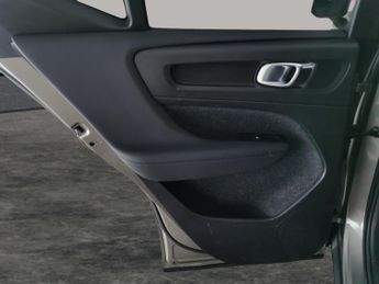 Volvo XC40 1.5 T3 Momentum (163 ps) - INTELLISAFE SURROUND - 19IN ALLOYS