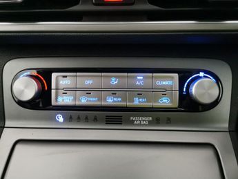 Hyundai Kona 64kWh Premium (10.5kW Charger) (204 ps) - KEYLESS ENTRY - LED - 