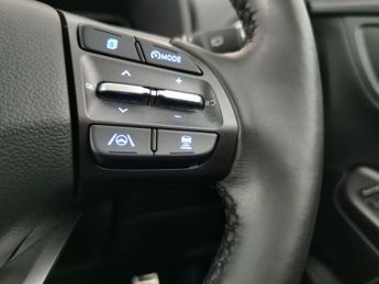 Hyundai Kona 64kWh Premium (10.5kW Charger) (204 ps) - KEYLESS ENTRY - LED - 