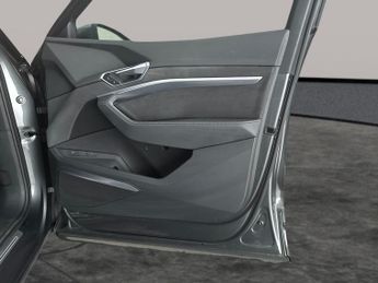 Audi e-tron 55 S line quattro 95kWh (11kW Charger) (408 ps) - REVERSE CAM