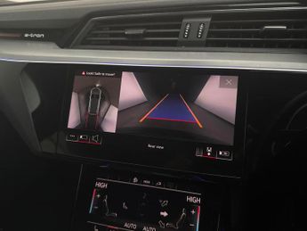 Audi e-tron 55 S line quattro 95kWh (11kW Charger) (408 ps) - REVERSE CAM