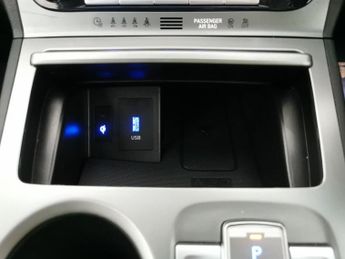 Hyundai Kona 64kWh Premium (10.5kW Charger) (204 ps) - KEYLESS ENTRY - LED - 