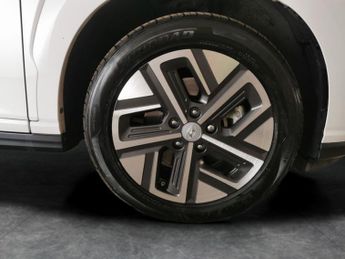 Hyundai Kona 64kWh Premium (10.5kW Charger) (204 ps) - KEYLESS ENTRY - LED - 