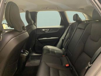 Volvo XC60 2.0 B4 MHEV Plus AWD (197 ps) - SURROUND VIEW - PARK ASSIST - LE