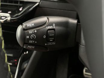 Peugeot E-2008 50kWh GT (7kW Charger) (136 ps) - BLACK ROOF RAILS - LED - REVER