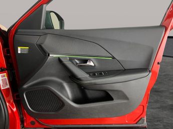 Peugeot E-2008 50kWh GT (7kW Charger) (136 ps) - BLACK ROOF RAILS - LED - REVER