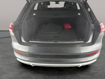 Audi e-tron 55 S line quattro 95kWh (11kW Charger) (408 ps) - REVERSE CAM