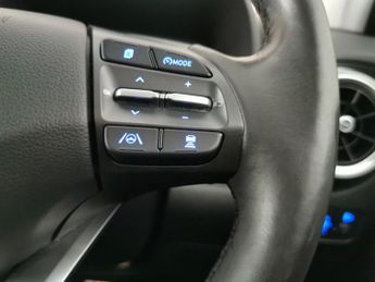 Hyundai Kona 64kWh Premium (10.5kW Charger) (204 ps) - KEYLESS ENTRY - LED - 