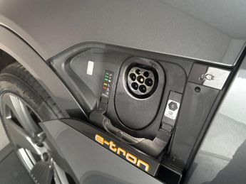 Audi e-tron 55 S line quattro 95kWh (11kW Charger) (408 ps) - REVERSE CAM