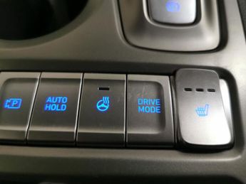 Hyundai Kona 64kWh Premium (10.5kW Charger) (204 ps) - KEYLESS ENTRY - LED - 