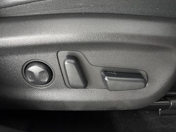 Hyundai Kona 64kWh Ultimate (10.5kW Charger) (204 ps) - HEAT AND COOL SEATS -