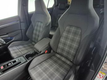 Volkswagen Golf 2.0 TDI GTD DSG (200 ps) - LED - ALCANTARA - HEATED STEERING