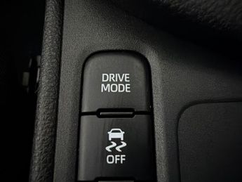 Toyota Yaris 1.5 VVT-h Design E-CVT (116 ps) - LANE DEPARTURE  - BLUETOOTH