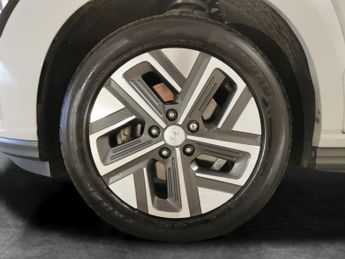 Hyundai Kona 64kWh Premium (10.5kW Charger) (204 ps) - HEATED SEATS - HEATED 