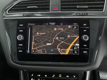 Volkswagen Tiguan 1.4 TSI 13kWh Elegance Plug-in DSG (245 ps) - REVERSE CAM - HEAT