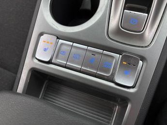 Hyundai Kona 64kWh Premium (10.5kW Charger) (204 ps) - UPGRADED SOUND - LED