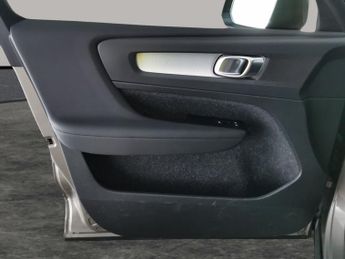 Volvo XC40 1.5 T3 Momentum (163 ps) - INTELLISAFE SURROUND - 19IN ALLOYS