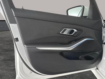 BMW 3 Series 2.0 330e 12kWh SE Pro Plug-in (292 ps) - PERFORMANCE CONTROL