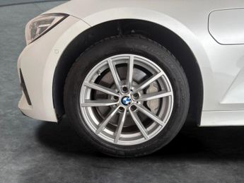 BMW 3 Series 2.0 330e 12kWh SE Pro Plug-in (292 ps) - PERFORMANCE CONTROL