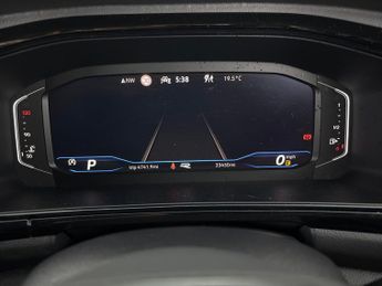 Volkswagen T-Roc 1.5 TSI R-Line DSG (150 ps) - PARK ASSIST - NAV - HEATED SEATS