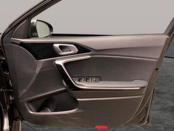 Kia Xceed 1.6 GDi 8.9kWh 3 Plug-in DCT (139 bhp) - HEATED STEERING - LANE 
