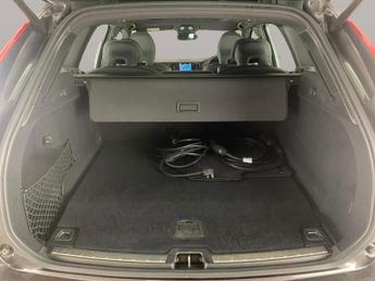 Volvo XC60 2.0h T6 18.8kWh Plus Plug-in AWD (350 ps) - HK AUDIO - BLACK ROO
